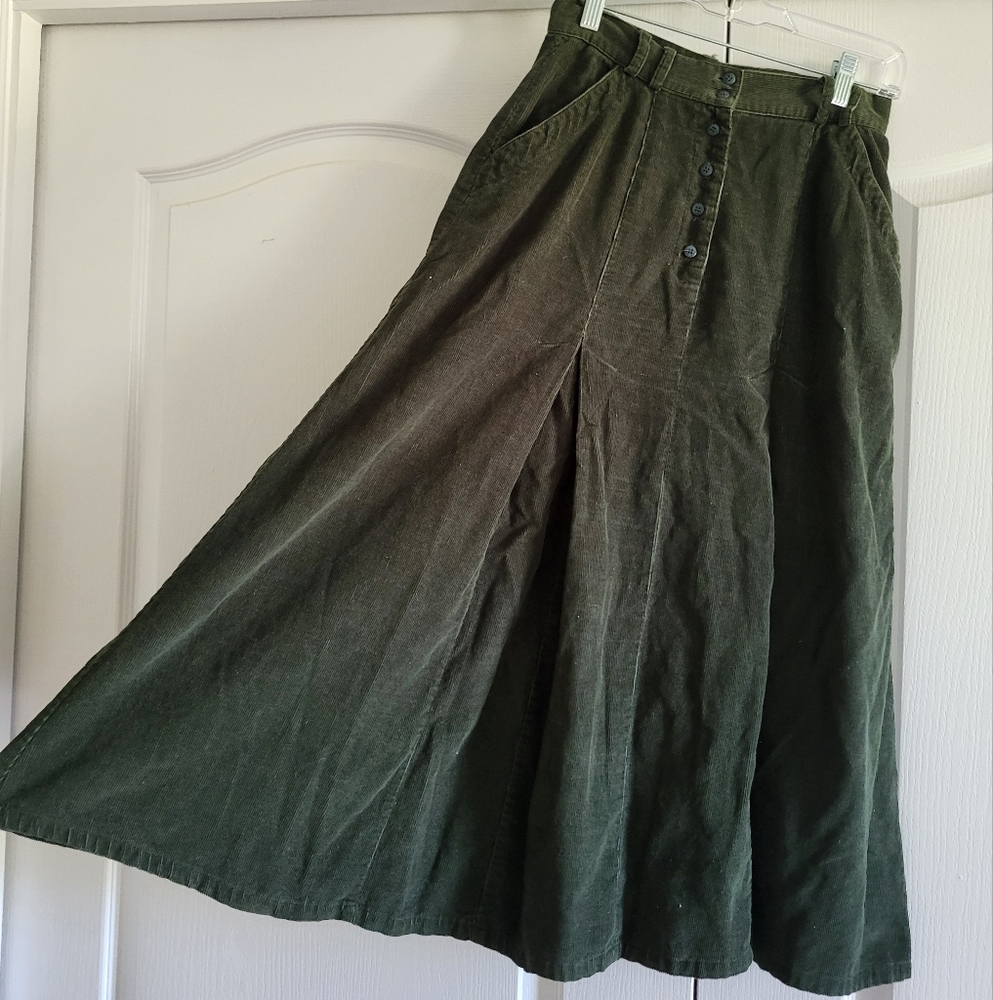 Vintage Green Maxi Skirt with Flowing Design